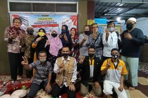 Sambil Makan Malam, Suryani Dengarkan Curhat Warga Kampung Melayu