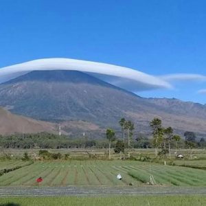 Ditujuh Gunung di Jawa Muncul Awan Topi, Pertanda Apa?
