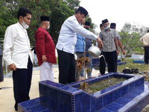 Lepas Kerinduan, Isdianto Ziarah ke Makam Ayah