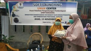 Hadiri Soft Launching UMKM Center di Bengkong, Suryani Berikan Motivasi