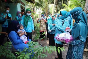 Ketum TP PKK Sosialisasi Prokes dan Berikan Bantuan 5 Ribu Masker