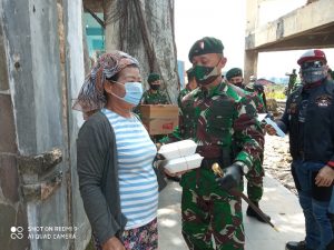 HUT ke-16 Batalyon Yonif Raider Khusus 136/TS, Bagikan 1000 Nasi Bungkus pada Masyarakat