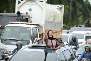 Muncul di Atap Mobil, Dukung INSANI, Wanita Ayu Ini Curi Perhatian, E,e… Siapa Dia