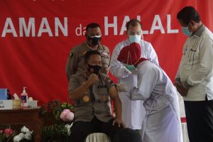 Beri Contoh, Kapolda Kepri Disuntik Vaksin Covid-19