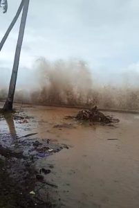 Ombak Besar Hantam Pantai Nongsa