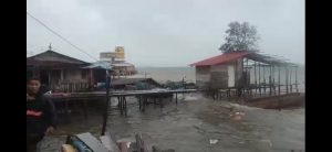 Laut Batam Mengganas, Sebuah Rumah di Batumerah Roboh Diterjang Ombak