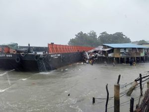 Tongkang Hanyut Hancurkan Rumah Warga di Tanjunguma