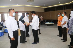 Rudi Serahkan SK untuk 105 PPPK