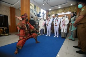 Usai Dilantik, Rudi-Amsakar Disambut Prosesi Adat Melayu Tabur Beras Kunyit