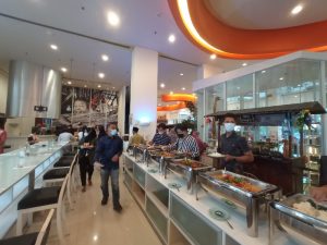 Paket THR, HARRIS Batam Center Terapkan Protkes Saat Berbuka Puasa