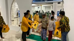 Golkar Kepri Sambangi Masjid Ibnu Salim Ranai Natuna, Bagikan Sarung dan Sajadah pada Jemaah