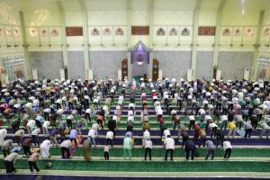 Rudi Salat Tarawih Perdana di Masjid Agung Batam