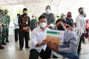 Rudi-Amsakar Serahkan Bantuan bagi Penyandang Disabilitas