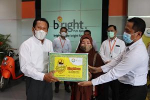 Sambut Lebaran, bright PLN Batam Bagikan Paket Sembako Kepada Masyarakat Sekitar Area dan Unit Bisnis