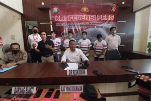 Leher Warga Bengkong Ditempeli Badik, Pelaku Sikat Dua Hape Milik Korban