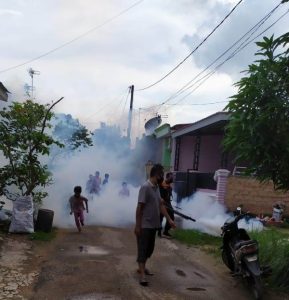 HARRIS Resort Waterfront Lakukan Fogging di Perumahan Putri Hijau