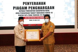 Gubernur Kepri Berikan Penghargaan pada Pemda yang Capai Target Vaksinasi