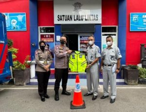 Jasa Raharja Kepri Serahkan Sarana Pencegahan Lakalantas pada Satlantas Polresta Barelang