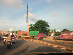 News Foto: Mobil Kontainer Gagal Belok, Jalan Raya dari Uniba Arah Podomoro Ditutup