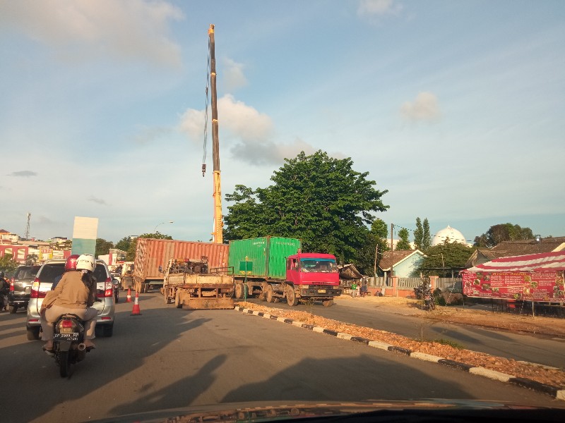 News Foto: Mobil Kontainer Gagal Belok, Jalan Raya dari Uniba Arah Podomoro Ditutup