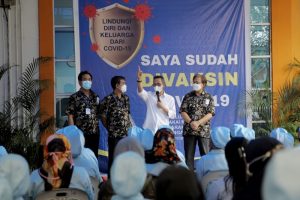 Tinjau Vaksinasi di PT Giken, Amsakar Cerita Pengalaman Terpapar Covid