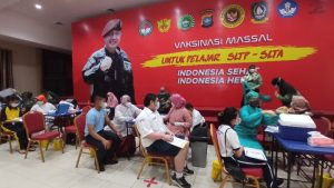 Gubernur Tinjau Vaksinasi Pelajar di Batam, Apresiasi Kerja Keras BIN Daerah Kepri