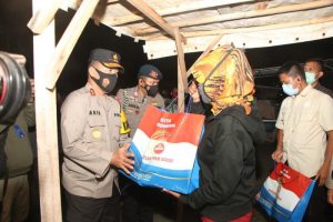 Bagikan Sembako Malam Hari, Kapolda Kepri Ajak Masyarakat Jaga Keamanan