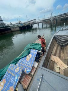 Amankan Sebuah Kapal, Bea Cukai Batam Sita Ratusan Slop Rokok dan Ribuan Kaleng Mikol