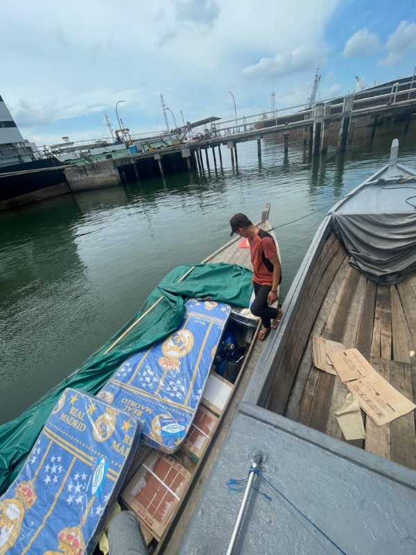 Amankan Sebuah Kapal, Bea Cukai Batam Sita Ratusan Slop Rokok dan Ribuan Kaleng Mikol