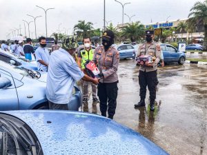 Polsek Bandara Hang Nadim Batam Bagikan Sembako