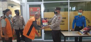 Polsek Kawasan Pelabuhan Bagikan Sembako Pada Supir dan Porter di Pelabuhan Punggur