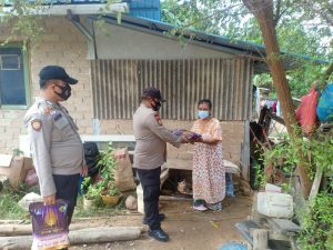 Polsek Seibeduk Batam Bagikan Paket Sembako bagi Warga Terdampak PPKM