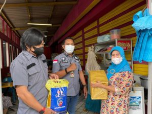 Satresnarkoba Polresta Barelang Bagi-bagi Sembako