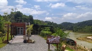 Tenang Coffe and Resto, Ngopi Sambil Nikmati Pemandangan Danau dan Hutan Wisata Mukakuning