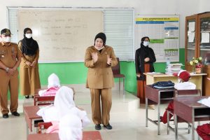 Tinjau Sekolah, Wagub Marlin Ingatkan Disiplin Prokes