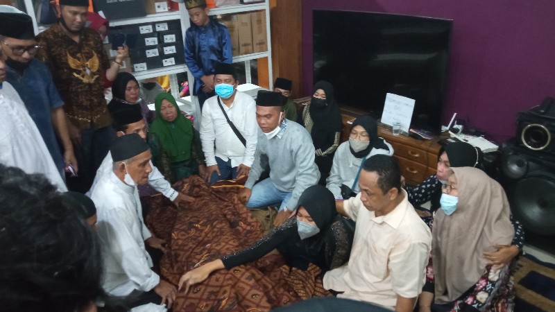 Jenazah Ruslan M Ali Wasyim Dimakamkan di TPU Sambau Nongsa, Tepat di Samping Makam Ibunya