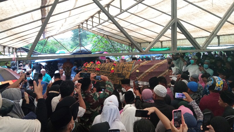 Ribuan Pelayat Antarkan Jenazah Ruslan M Ali Wasyim ke Tempat Peristirahatan Terakhir