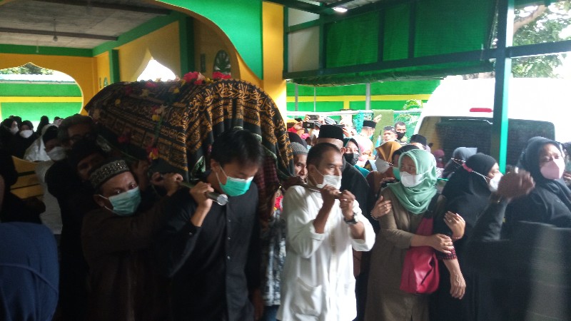 Usai Disalatkan Jenazah Ruslan M Ali Wasyim Diberangkatkan ke TPU Sambau