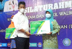 Kader Posyandu di Batam Terima Kartu BPJS Ketenagakerjaan