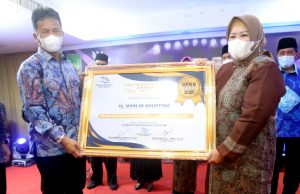 Rudi dan Marlin Dianugerahi Tokoh Peduli Pendidikan