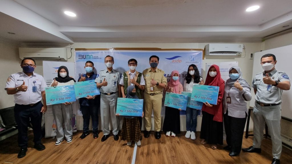 Jasa Raharja Kepri Berikan Beasiswa pada Anak Karyawan PT ASDP Cabang Batam