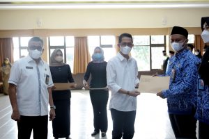 Amsakar Serahkan SK Pengangkatan 130 PNS Baru Pemko Batam