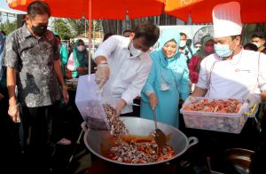 Batam Batik Fashion Week 2021, Wali Kota Ikut Masak dan Hidangkan Makanan Untuk Masyarakat