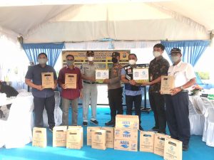 Sambangi Pos Pengamanan Nataru, Jasa Raharja Kepri Bagikan APD dan Bingkisan