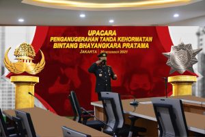 Kapolda Kepri Terima Tanda Kehormatan Bintang Bhayangkara dari Presiden Jokowi