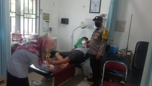 Selamatkan Warga yang Ingin Bunuh Diri, Anggota Polsek Batuampar Pertaruhkan Nyawa
