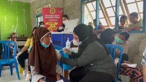 Binda Kepri Vaksinasi Ratusan Warga Pulau Karas