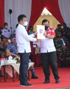 Disaksikan Menkum HAM Yasonna H Laoly, Rudi Serahkan Hibah Tanah untuk Pos Sandar Kapal Patroli Imigrasi