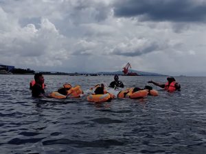 Personel Zona Maritim Tengah Bakamla RI Jalani Latihan Sea Survival
