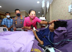 Viral di Medsos, Kapolri Jenguk Sinta Aulia Penderita Tumor Kaki